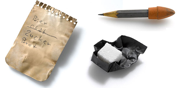 Keppler Kern, Objekte und Kunst, Notizzettel, Bleistift, Würfelzucker auf schwarzem Einschlagpapier