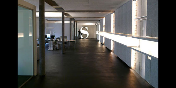 Daniele Claudio Taddei Architect, Project Young Space für Sensational AG, Gang Licht durchflutet mit grossem Neon S