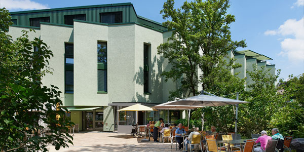 Alters-und Pflegeheim Grünhalde, Zürich Seebach, Hausfassade, Terasse, Bistro
